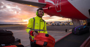 Qantas refuses to re-hire sacked baggage handlers despite staff shortages